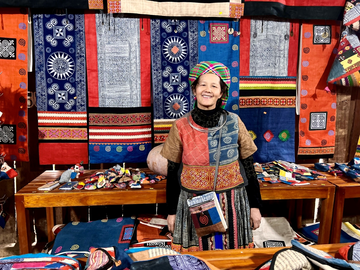 เผยแพร่ผ้าลินินของชนเผ่าม้งสู่สายตาชาวโลก